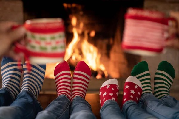 Famille Chaussettes Noël Près Cheminée Mère Père Enfants Amusent Ensemble — Photo