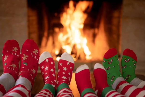 Noel Çoraplı Aile Şöminenin Yanında Anne Baba Çocuklar Birlikte Eğleniyorlar — Stok fotoğraf