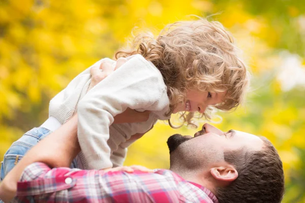 Lycklig far och barn i höst — Stockfoto