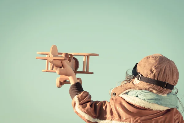 Mutlu bir çocuk oyuncak uçak ile oynama — Stok fotoğraf