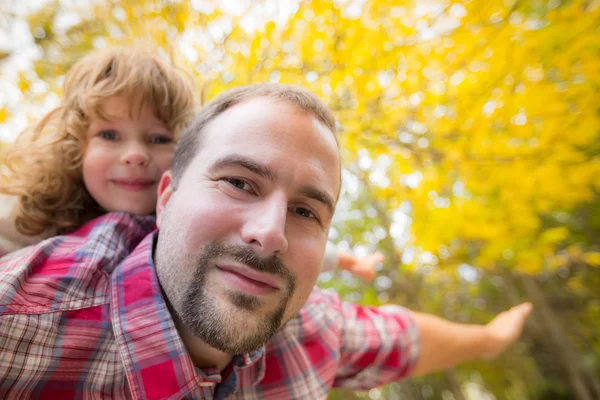 Happy father and child in autumn — Stock Photo, Image