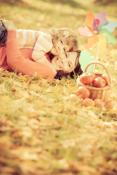 Niño en otoño —  Fotos de Stock