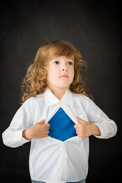 Criança super-herói na classe — Fotografia de Stock