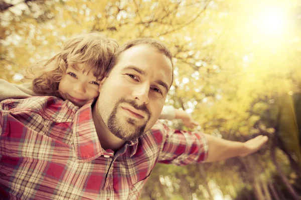 Happy father and child in autumn — Stock Photo, Image