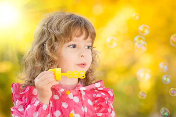 Niño en otoño — Foto de Stock