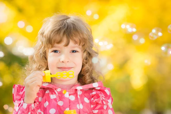 Niño en otoño — Foto de Stock