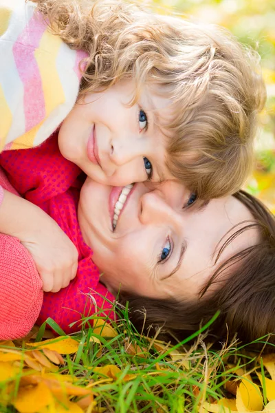 Bambino e donna nel parco autunnale — Foto Stock