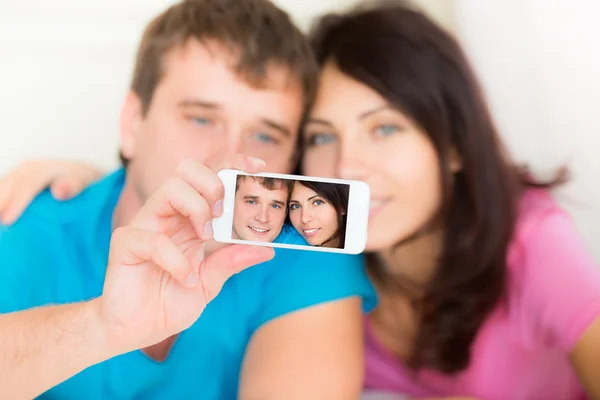 Pareja enamorada tomando selfie — Foto de Stock