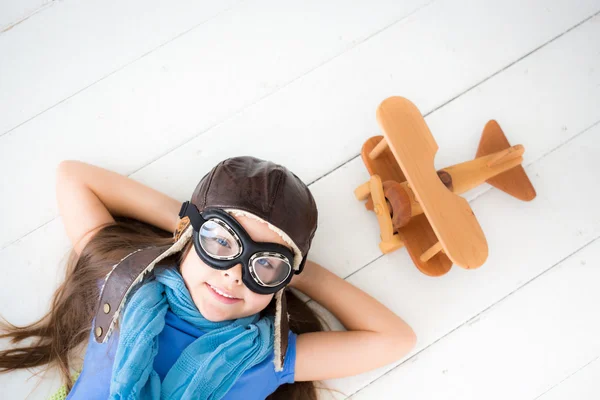 Niño feliz soñando — Foto de Stock