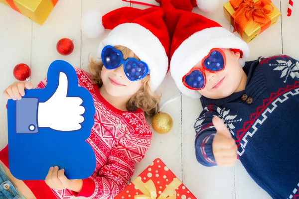 Portrait d'enfants heureux avec des décorations de Noël — Photo