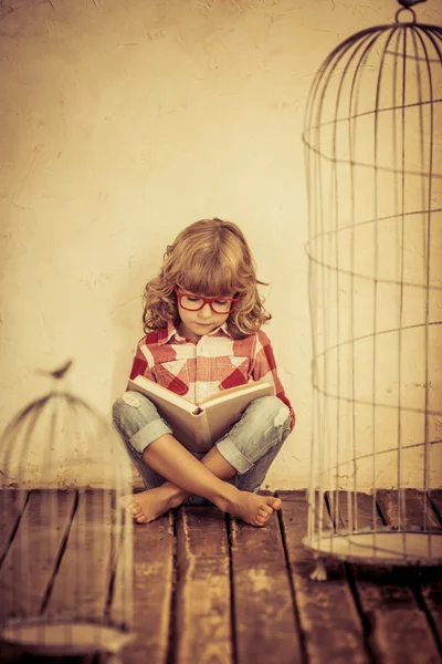 Niño leyendo el libro — Foto de Stock