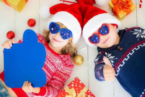 Ritratto di bambini felici con decorazioni natalizie — Foto Stock