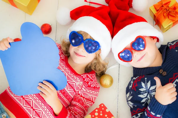 Portret van gelukkige kinderen met kerstversiering — Stockfoto