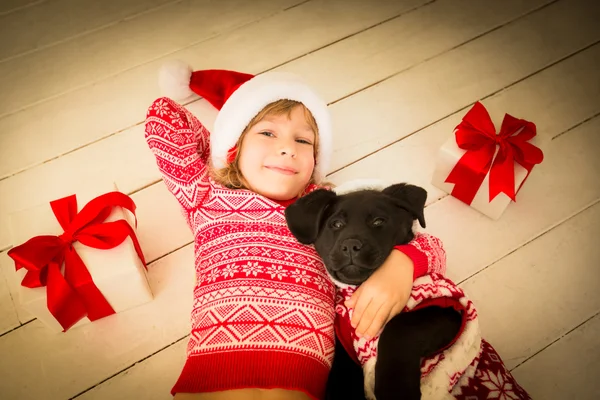 Criança e cachorro no Natal — Fotografia de Stock