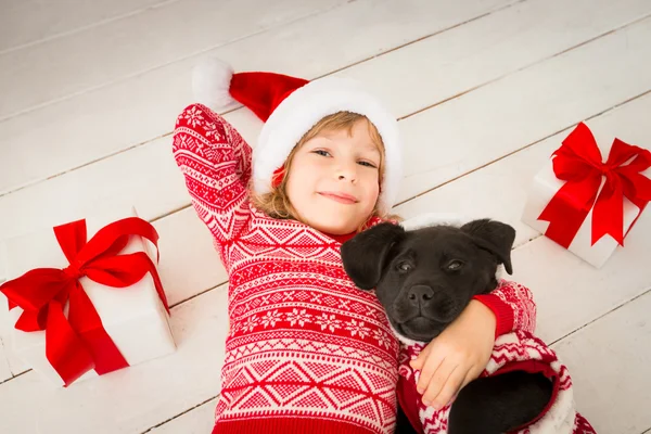 Dítě a pes v vánoční — Stock fotografie