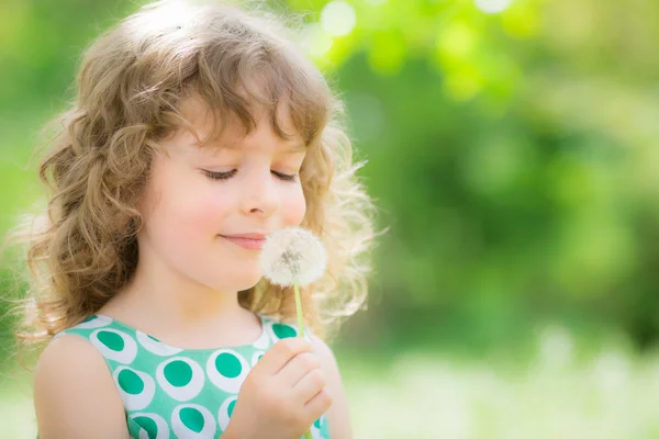 Mooi kind in het voorjaar van — Stockfoto