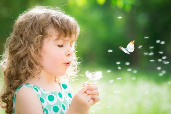 Mooi kind in het voorjaar van — Stockfoto