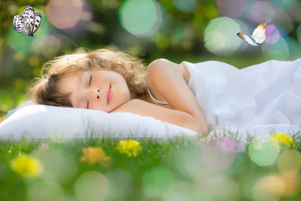 Παιδί που κοιμάται στον κήπο άνοιξη — Φωτογραφία Αρχείου