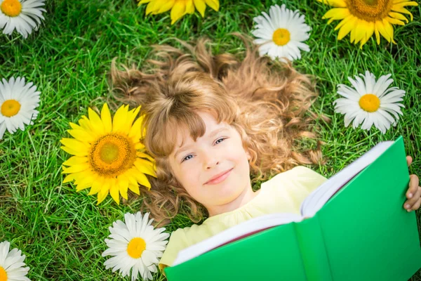 Child reading in park — Stock Photo, Image