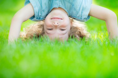 baş aşağı duran çocuk