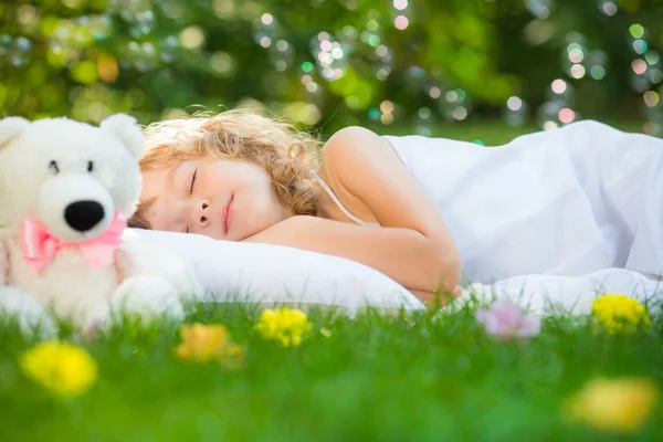 Child sleeping in spring garden — Stock Photo, Image