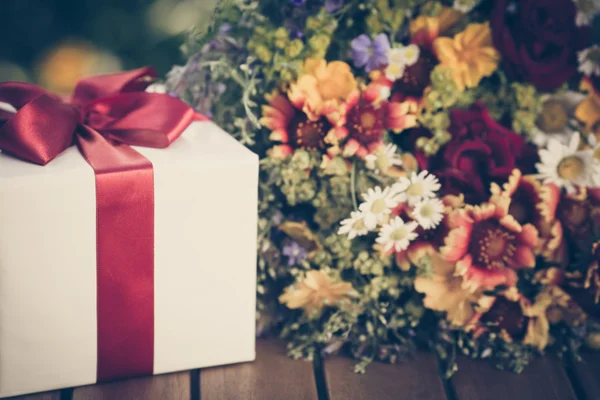 Caixa de presente e flores — Fotografia de Stock