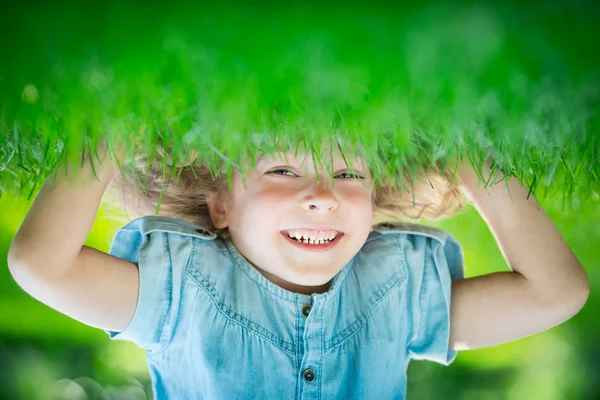 Bambino in piedi a testa in giù — Foto Stock