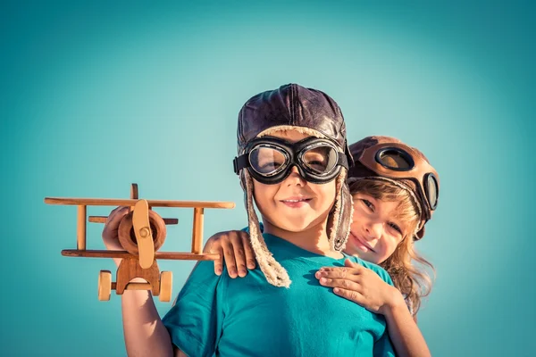 Mutlu çocuklar oyuncak uçak ile oyun