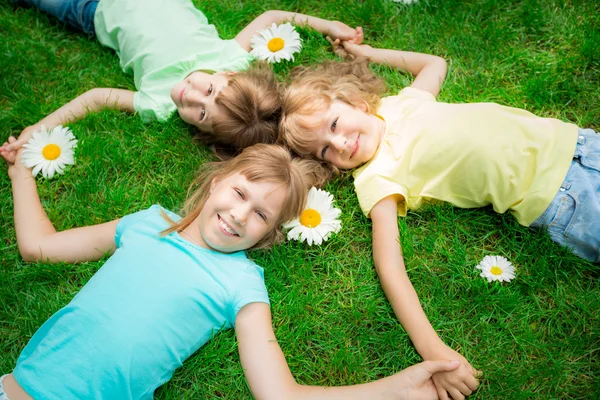Crianças na primavera — Fotografia de Stock