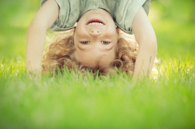 baş aşağı duran çocuk