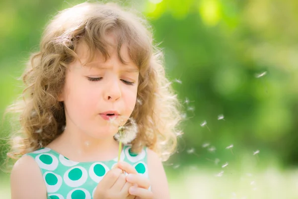 Mooi kind in het voorjaar van — Stockfoto