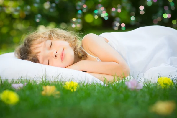 Criança dormindo no jardim primavera — Fotografia de Stock