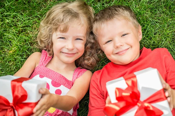 Niños sosteniendo regalo —  Fotos de Stock