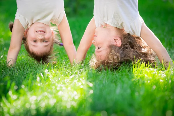 Heureux les enfants debout à l'envers — Photo