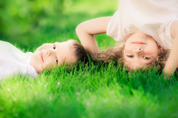 Heureux les enfants debout à l'envers — Photo