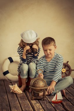 Çocuklar Vintage deniz şeylerle oyun