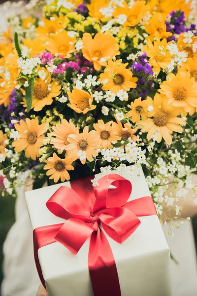 Presentask och blommor — Stockfoto