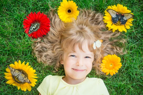 Kind mit Schmetterlingen und Blumen — Stockfoto