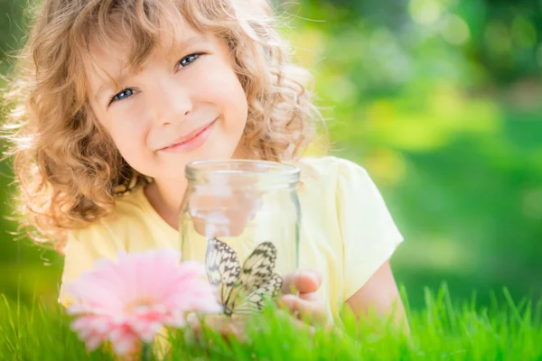 Hermoso niño con mariposa —  Fotos de Stock