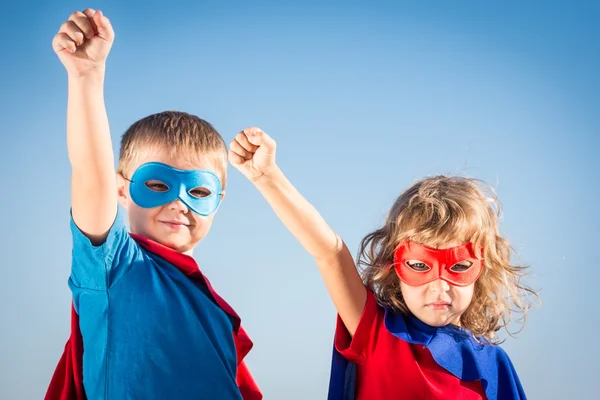 Superhelden-Kinder haben Spaß — Stockfoto