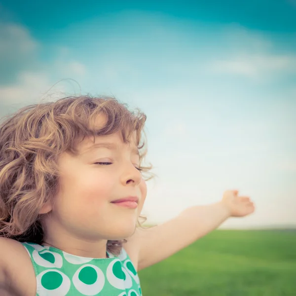 Criança feliz no campo de primavera — Fotografia de Stock