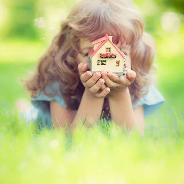 Dziecko gospodarstwa dom — Zdjęcie stockowe