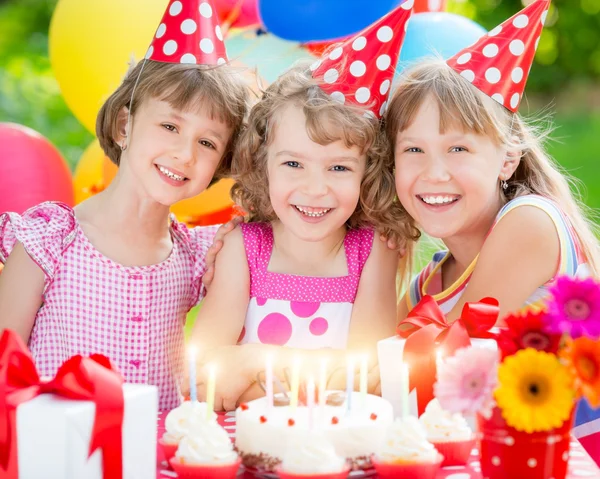 Dzieci obchodzi urodziny — Zdjęcie stockowe