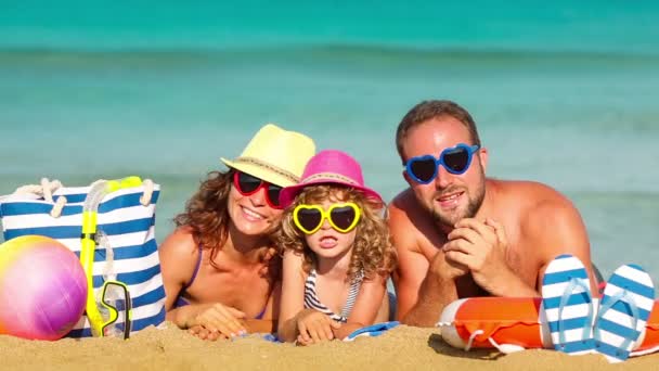 Familie plezier op strand — Stockvideo