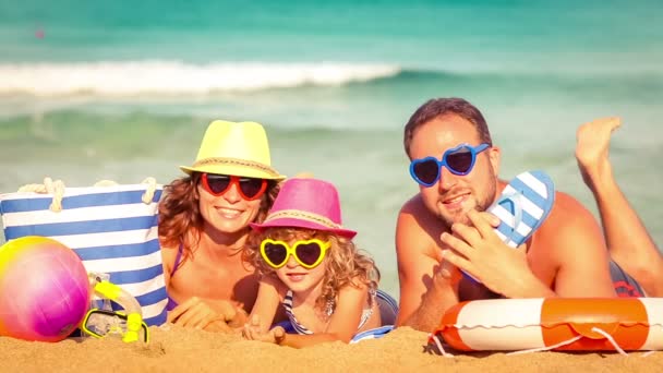 Familia divirtiéndose en la playa — Vídeos de Stock