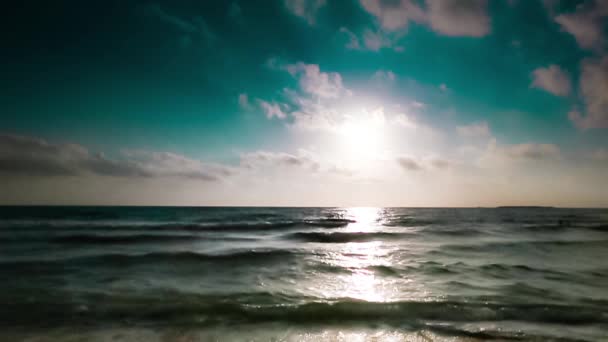 Hermoso paisaje marino con puesta de sol — Vídeo de stock