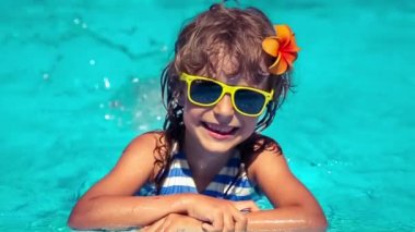 Yüzme havuzundaki çocuk