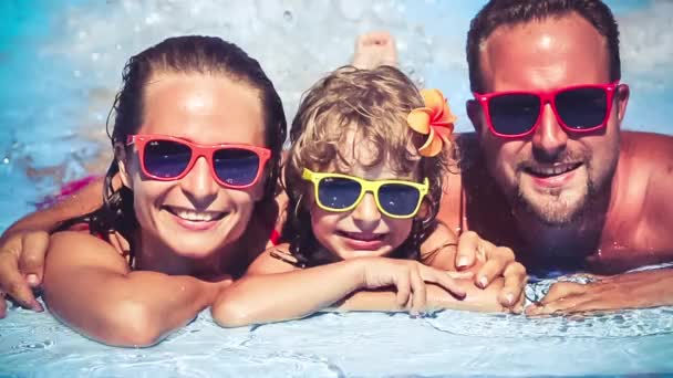 Familia en piscina — Vídeo de stock