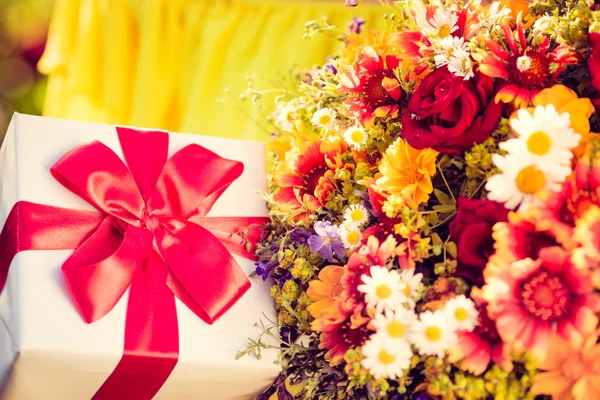 Caja de regalo y flores —  Fotos de Stock