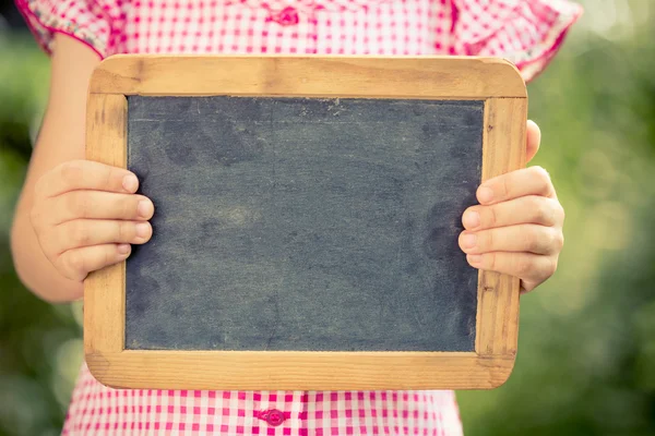 Criança segurando quadro negro — Fotografia de Stock